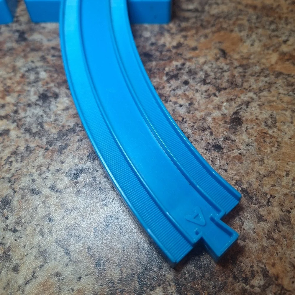 Tomy Blue Curved Train‎ Tracks Ramps A B Slope 2 Pieces 2001
